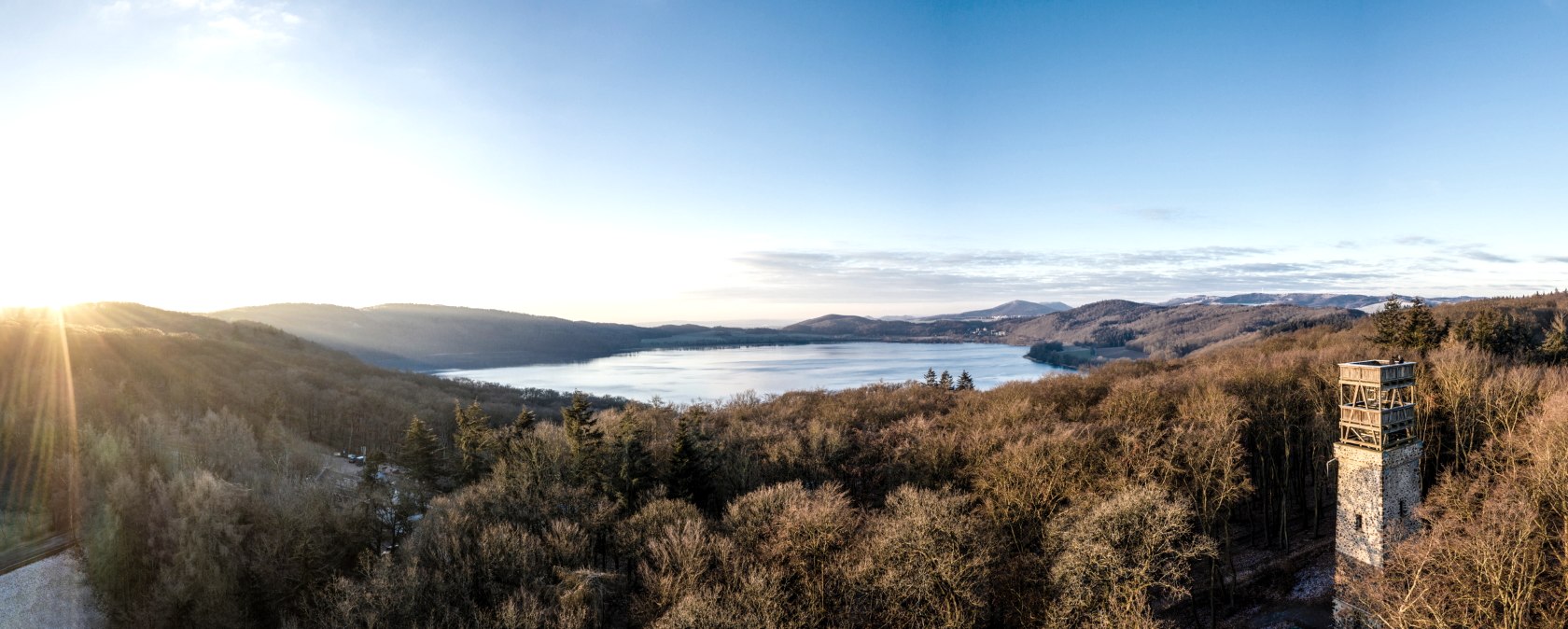 Der Laacher See ist der größte See in Rheinland-Pfalz. An seinem Ufer liegt die Klosteranlage Maria Laach, © Eifel Tourismus, Dominik Ket