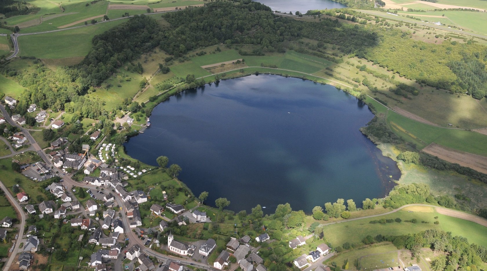 Maare der Eifel: Schalkenmehrener und Weinfelder Maar in der Nähe von Daun, © Eifel Tourismus GmbH - H. Gassen