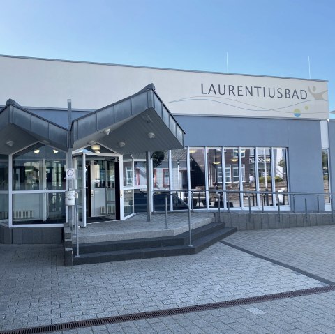 Laurentiusplatz vor dem Hallenbad, © GesundLand Vulkaneifel