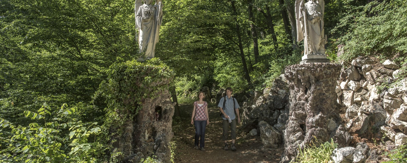 Eingang zum Adenauer Kreuzweg mit zwei Engel aus Stein, © kappest