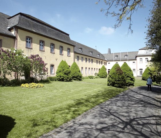 Kloster Steinfeld Innenhof, © Nordeifel Tourismus GmbH & Gästehaus Kloster Steinfeld