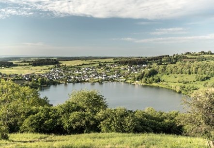 Blick auf das Schalkenmehrener Maar, © Eifel Tourismus GmbH, Dominik Ketz