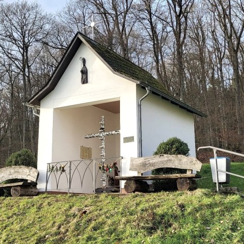 Nikolauskapelle mit Sitzbänken, © Tourist-Information Wittlich Stadt & Land