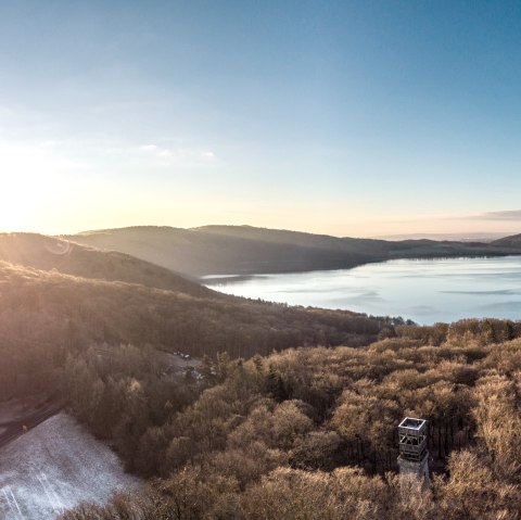 Der Laacher See im winterlichen Sonnenaufgang, © Eifel Tourismus GmbH/D. Ketz