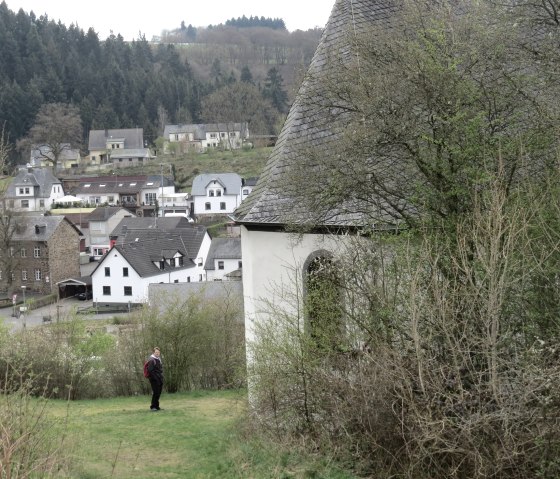 Kapelle mit Blick nach Virneburg, © Foto: Svenja Schulze-Entrup, Quelle: Touristik-Büro Vordereifel