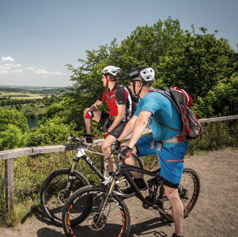 Mountainbiker am Weinfelder Maar, © Rheinland-Pfalz Tourismus GmbH, D. Ketz