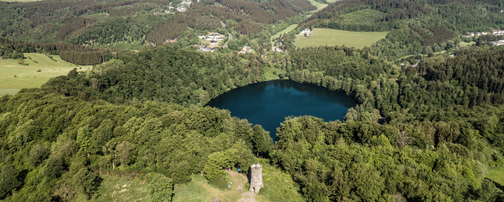 Gemündener Maar und Aussichtsturm Dronketurm, © Eifel Tourismus GmbH, D. Ketz