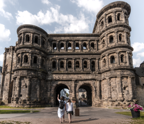 1 Porta Nigra Landseite mit Pärchen_c_Trier Touris, © Trier Tourismus und Marketing