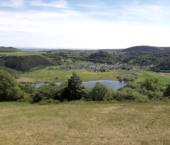 Ausblick auf das Meerfelder Maar mit dem Mosenberg im Hintergrund, © GesundLand Vulkaneifel