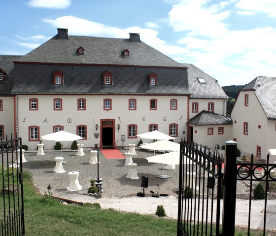 buitenaanzicht van het kasteelhuis, © Nordeifel Tourismus GmbH & Burghaus und Villa Kronenburg