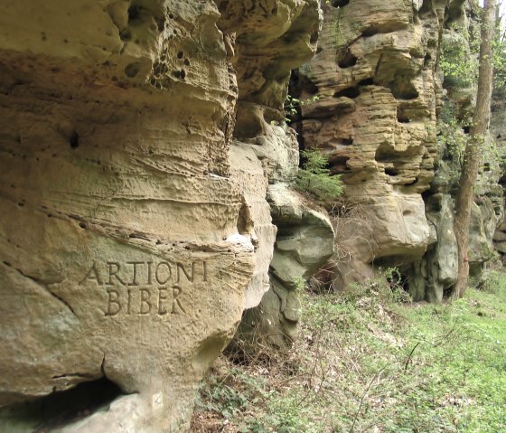 Inschrift ARTIONI BIBER in den Schweineställen, © Felsenland Südeifel Tourismus