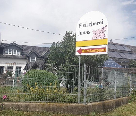 Schild zur Fleischerei Jonas, © Touristik-Büro Vordereifel