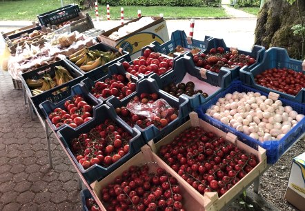 Großes Sortiment am Marktstand, © Rudi Schmitz