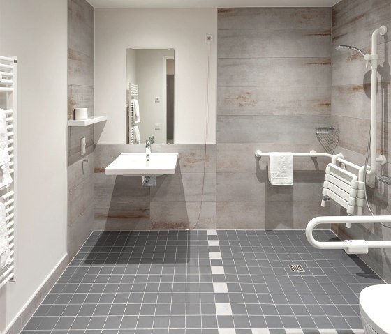 Salle de bain adaptée aux personnes handicapées, © www.hmp-architekten.de & Nordeifel Tourismus GmbH