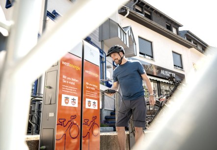 E-Bike Ladestation am Markt in Adenau, © Eifel Tourismus GmbH, Dominik Ketz