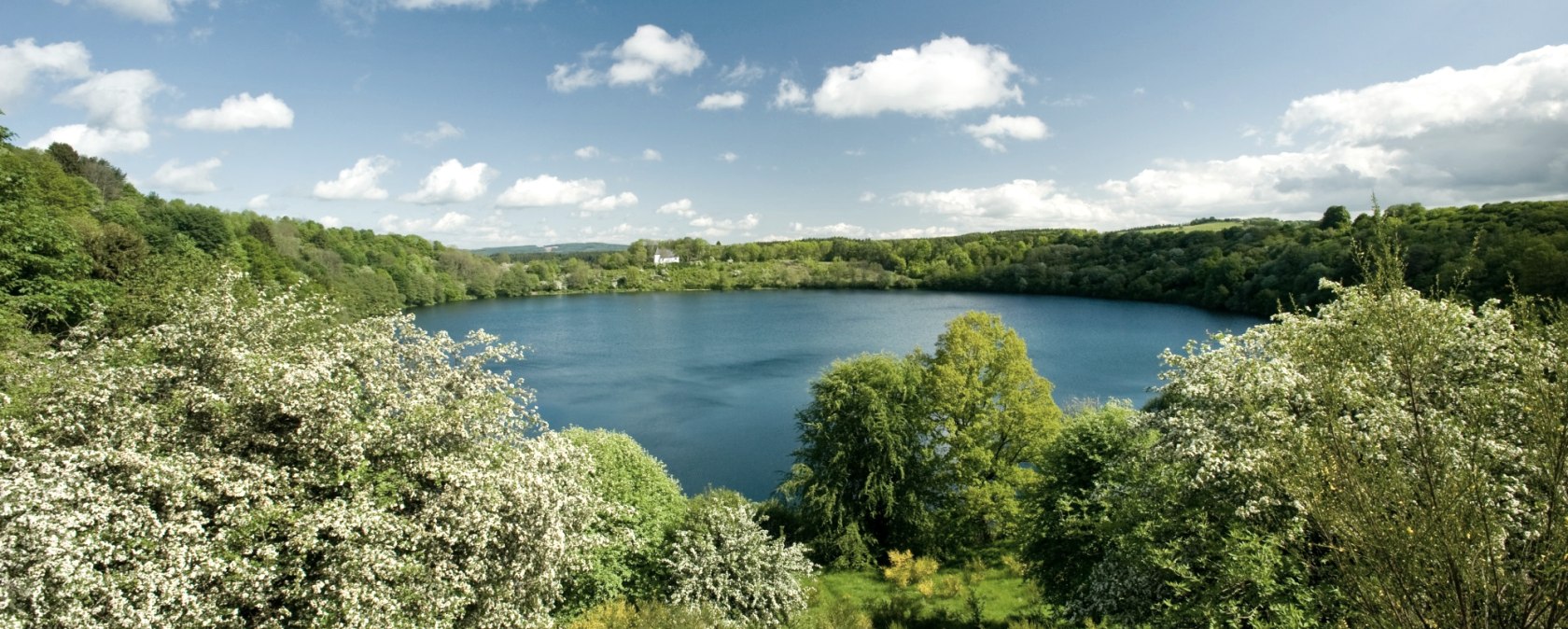 Eifelsteig, Weinfelder Maar im Frühling, © Rheinland-PfalzTourismus GmbH - Dominik Ketz