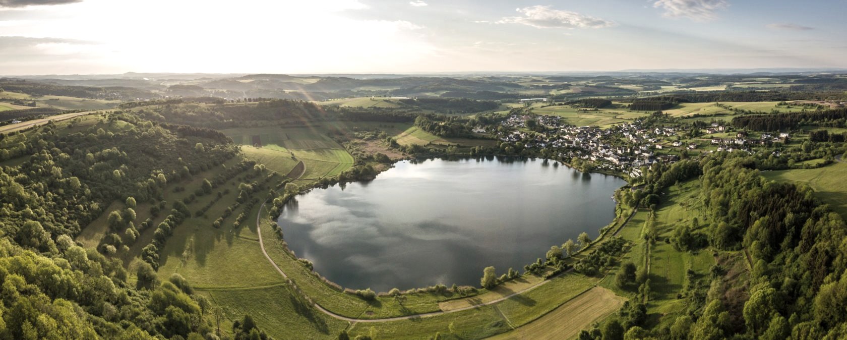 Blick aufs Schalkenmehrener Maar, © Eifel Tourismus GmbH, D. Ketz