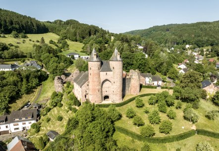 ET-2023-025-Kyll-Radweg, Mürlenbach mit Bertradaburg, © Eifel Tourismus GmbH, Dominik Ketz