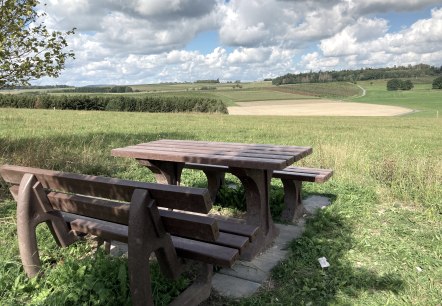 Rastplatz auf der Wanderung, © EifelWohl-GesundErleben/Tanja Otto