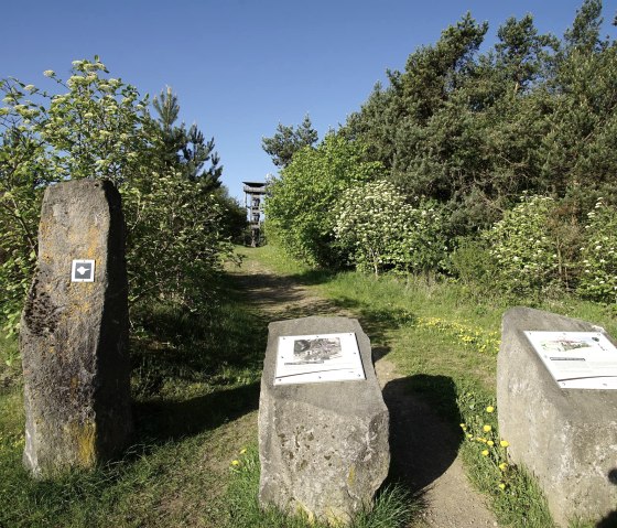 Infotafeln zum Booser Eifelturm, © Foto: Laura Rinneburger, Quelle: Touristik-Büro Vordereifel