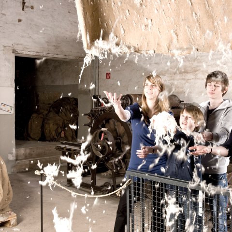 Familienführung durch die Tuchfabrik Müller, © LVR-Industriemuseum, Foto: Stefan Arendt