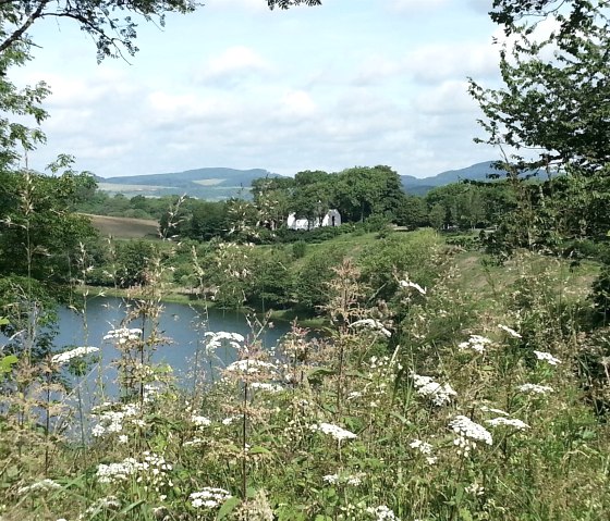 Weinfelder Maar mit Kapelle, © Martina Schenk