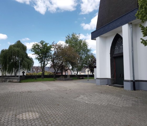 Platz vor der Pfarrkirche, © Svenja Schulze-Entrup, Touristik-Büro Vordereifel