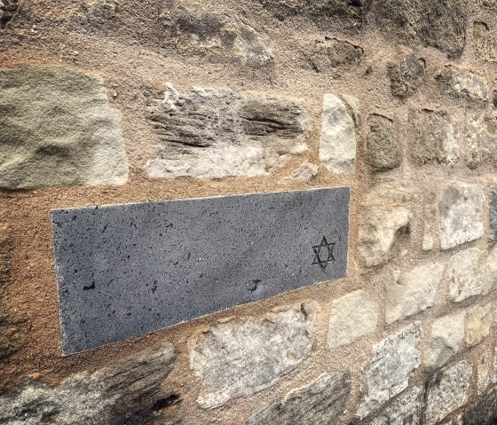 Mauer mit Davidstern als Grabstein-Platzhalter, © Felsenland Südeifel Tourismus GmbH, A. C. Krebs