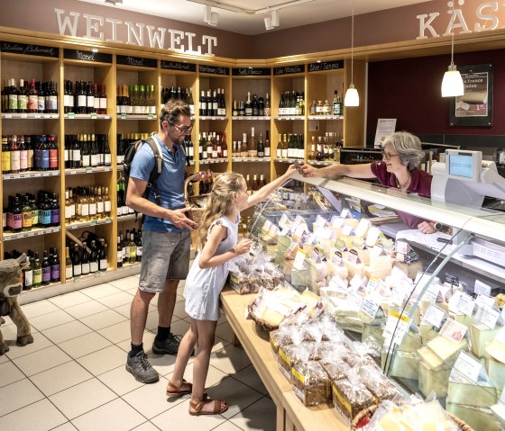 Einkaufen im Holfladen Maria Laach, © Eifel Tourismus GmbH, Dominik Ketz