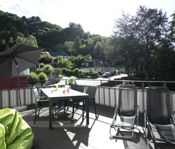 FeWo Maare Terrasse 12Prs Tisch Blick Clara-Viebig