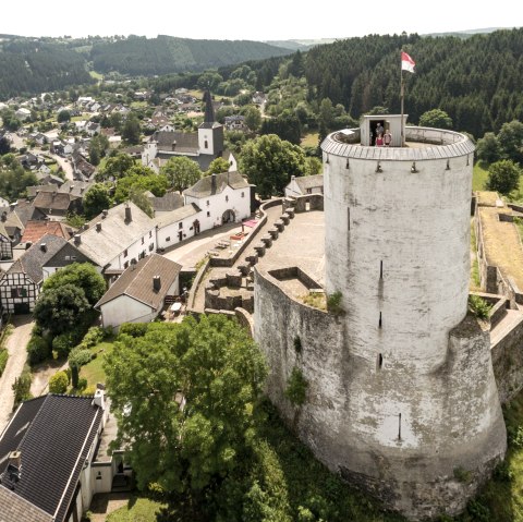 Burg Reifferscheid in der Eifel liegt am Wanderweg Burgenroute. Der Turm ist auch ein schöner Aussichtspunkt., © Eifel Tourismus GmbH - D. Ketz