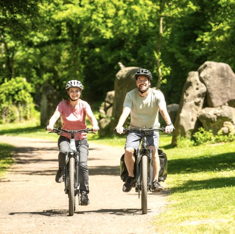 Der Vulkanpark-Radweg führt durch den Nettepark mit Skulpturen, © Eifel Tourismus GmbH, Dominik Ketz