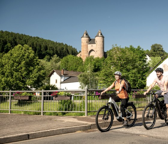 Kyll-Radweg, Mürlenbach mit Bertradaburg, © Eifel Tourismus GmbH, Dominik Ketz