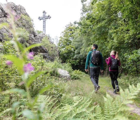 Kalterherberg: Wanderer am Kreuz im Venn, © Eifel Tourismus GmbH, AR-shapefruit AG