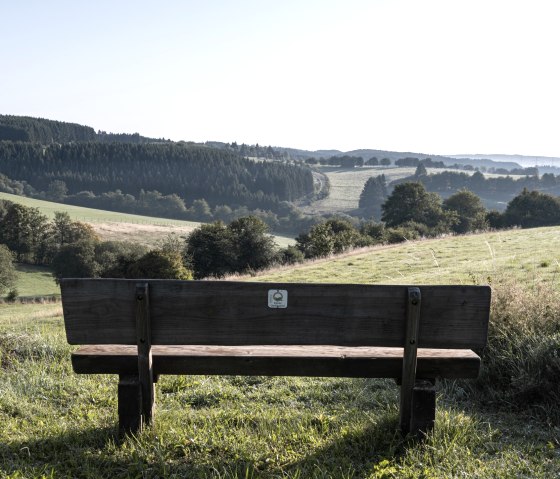 Eifelspur Dahlemer Quellenpfad - Bank mit Aussicht, © Nordeifel Tourismus GmbH