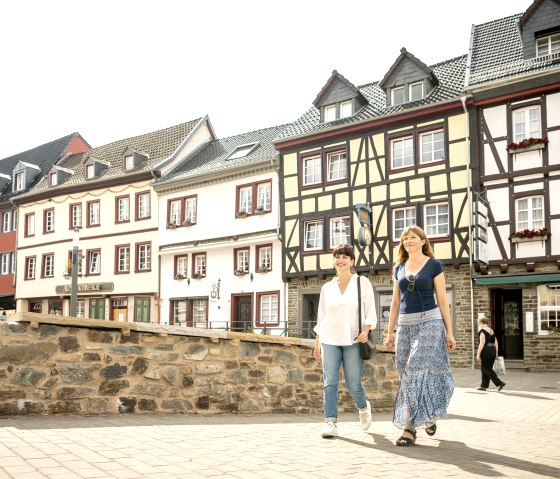 Stadtbummel im City-Outlet Bad Münstereifel, © Eifel Tourismus GmbH, Dominik Ketz