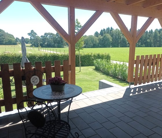 Blick Terrasse _Garten, © Ferienwohnung Eifelzeiten,Gossen