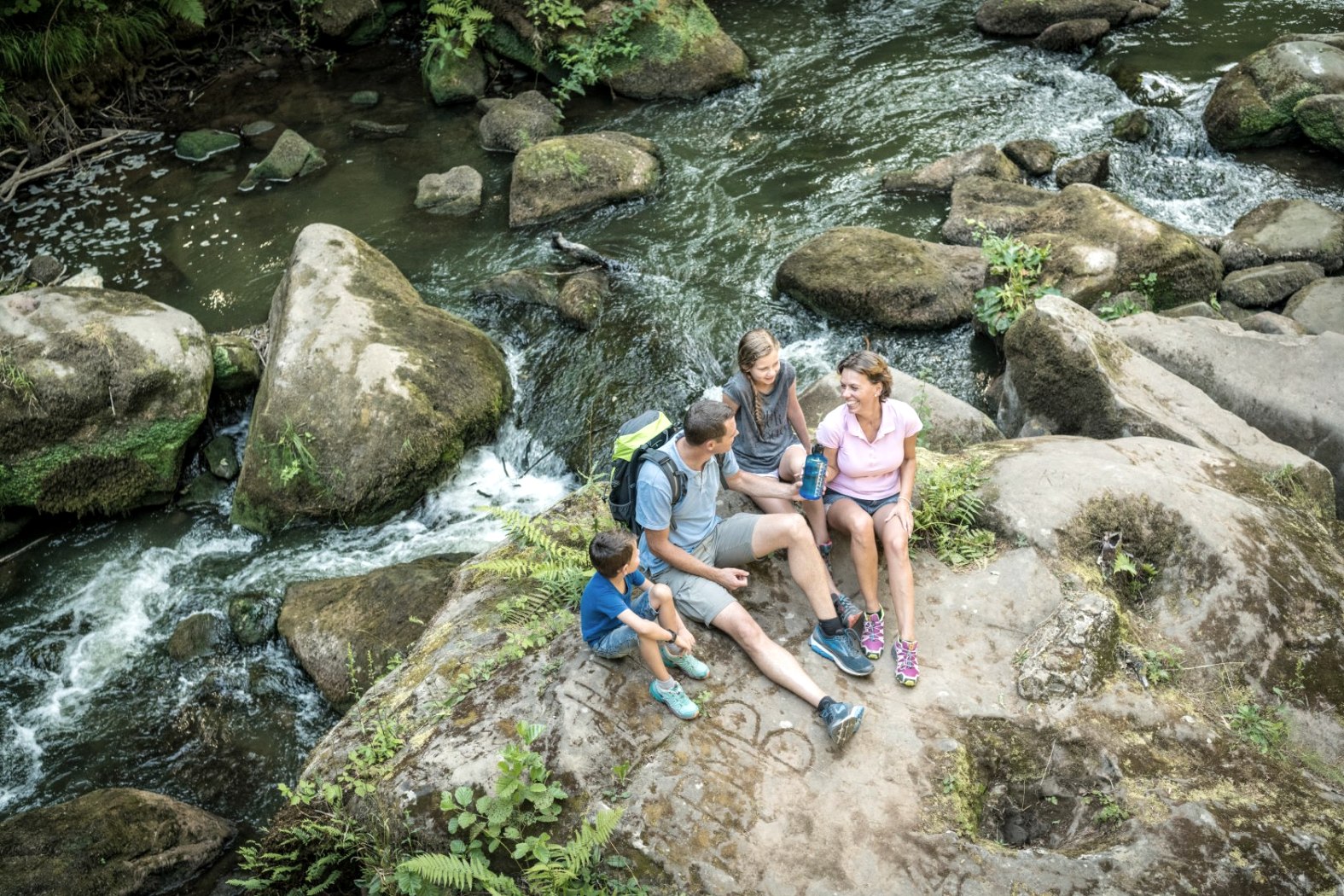 Familie mit Kindern in der Natur der Eifel - Irreler Wasserfälle, © Felsenland Südeifel. D. Ketz