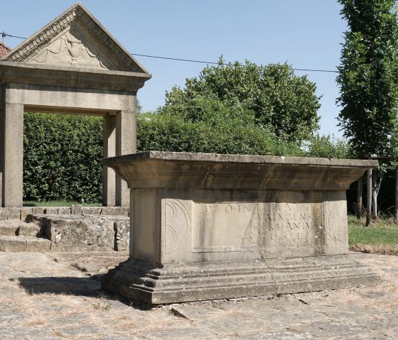 Monument voor Mars Intarabus in Ernzen, © Felsenland Südeifel Tourismus GmbH