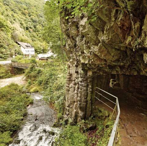 Elfengrotte/Käsegrotte Blick von oben, © GesundLand Vulkaneifel/M. Rothbrust