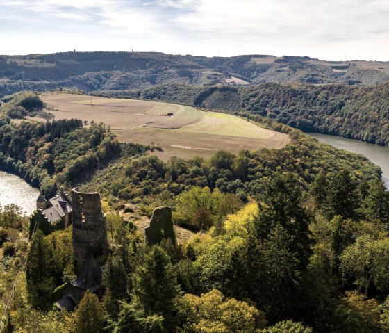 Ourtalschleife mit Burgruine Falkenstein, © Eifel Tourismus GmbH, Dominik Ketz