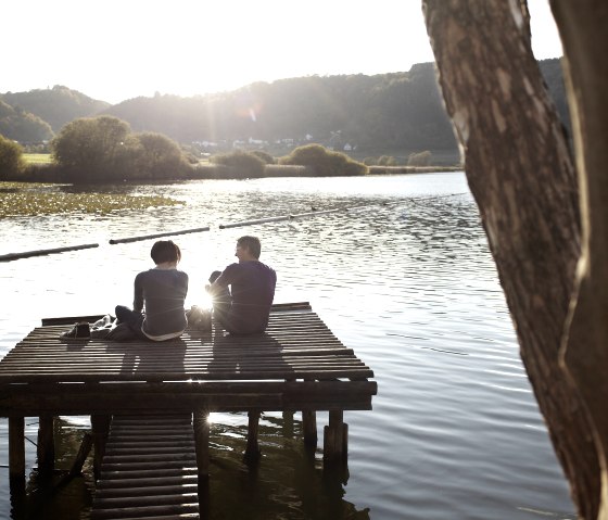 Meerfelder Maar - Paar am Steg, © GesundLand Vulkaneifel GmbH /M. Rothbrust