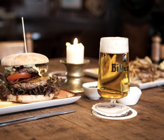 Burger im Irish Pub, © Andi Goltz/ Phormat.de