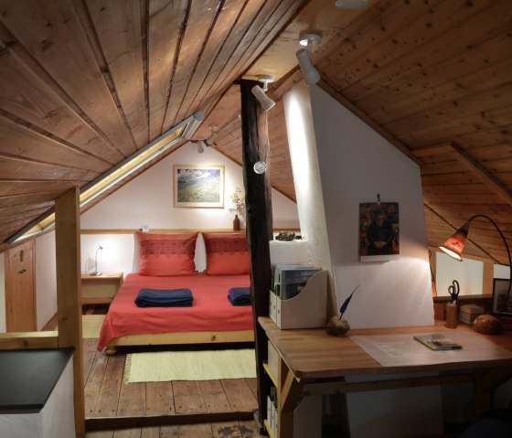 Dachzimmer mit Schreibtisch