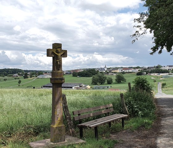 Wegekreuz mit Blick auf den Ortsteil Mötsch
