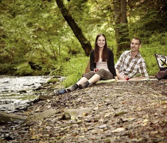 Kleine Rast am Wanderweg Wilde Endert, © Schieferland Kaisersesch, Marco Rothbrust