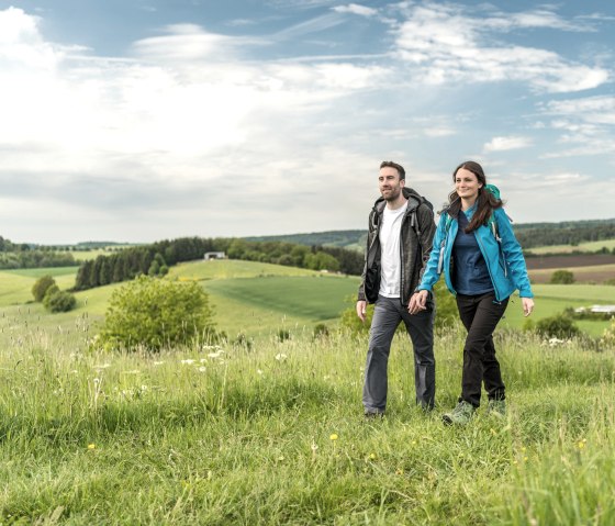 Wanderer am Muße Platz Ellscheid, © Eifel Tourismus GmbH, Dominik Ketz