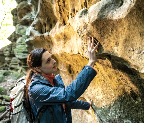 wie-fuehlt-sich-sandstein-an, © Eifel Tourismus GmbH, Dominik Ketz