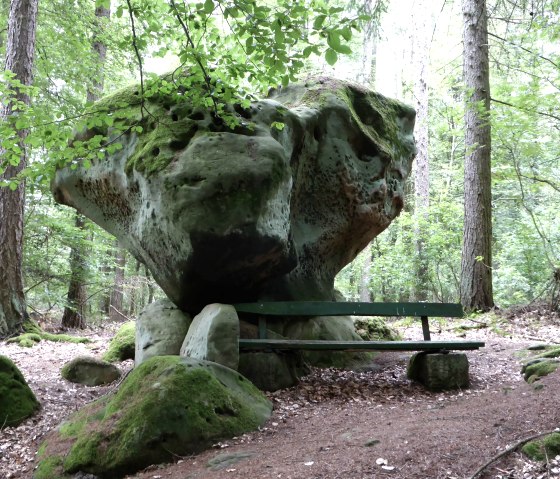 Der "Opferaltar" genannte, markante Felsblock, © Felsenland Südeifel Tourismus GmbH, Elke Wagner