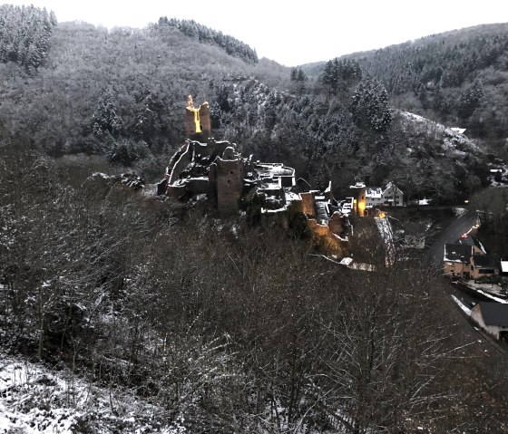 Niederburg mit Weihnachtsbeleuchtung